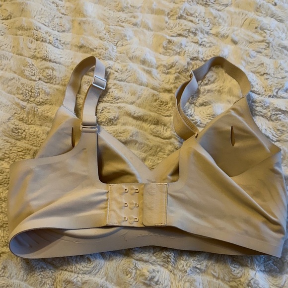 Wireless, Seamless Nude Bra - Picture 2 of 7